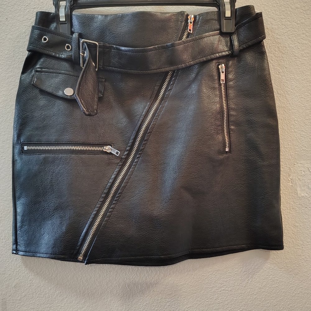 Brand NEW Black Faux Leather Mini Skirt with Zipper Detail (Fashion Nova)